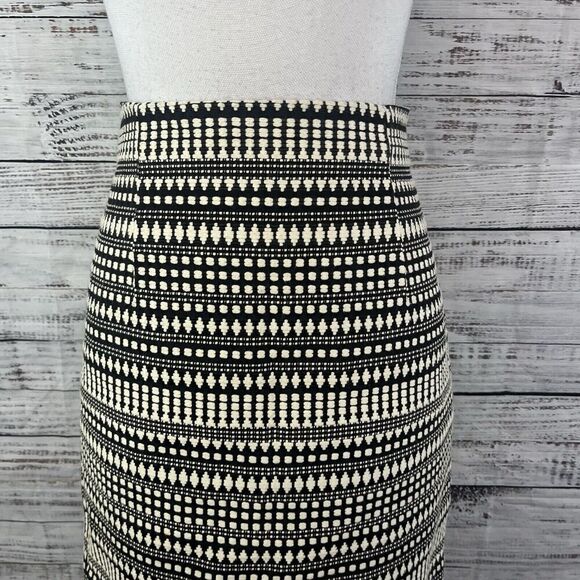 Chelsea & Theodore Skirt size 8 Black Ivory Tweed Straight Above Knee Casual - Picture 2 of 10